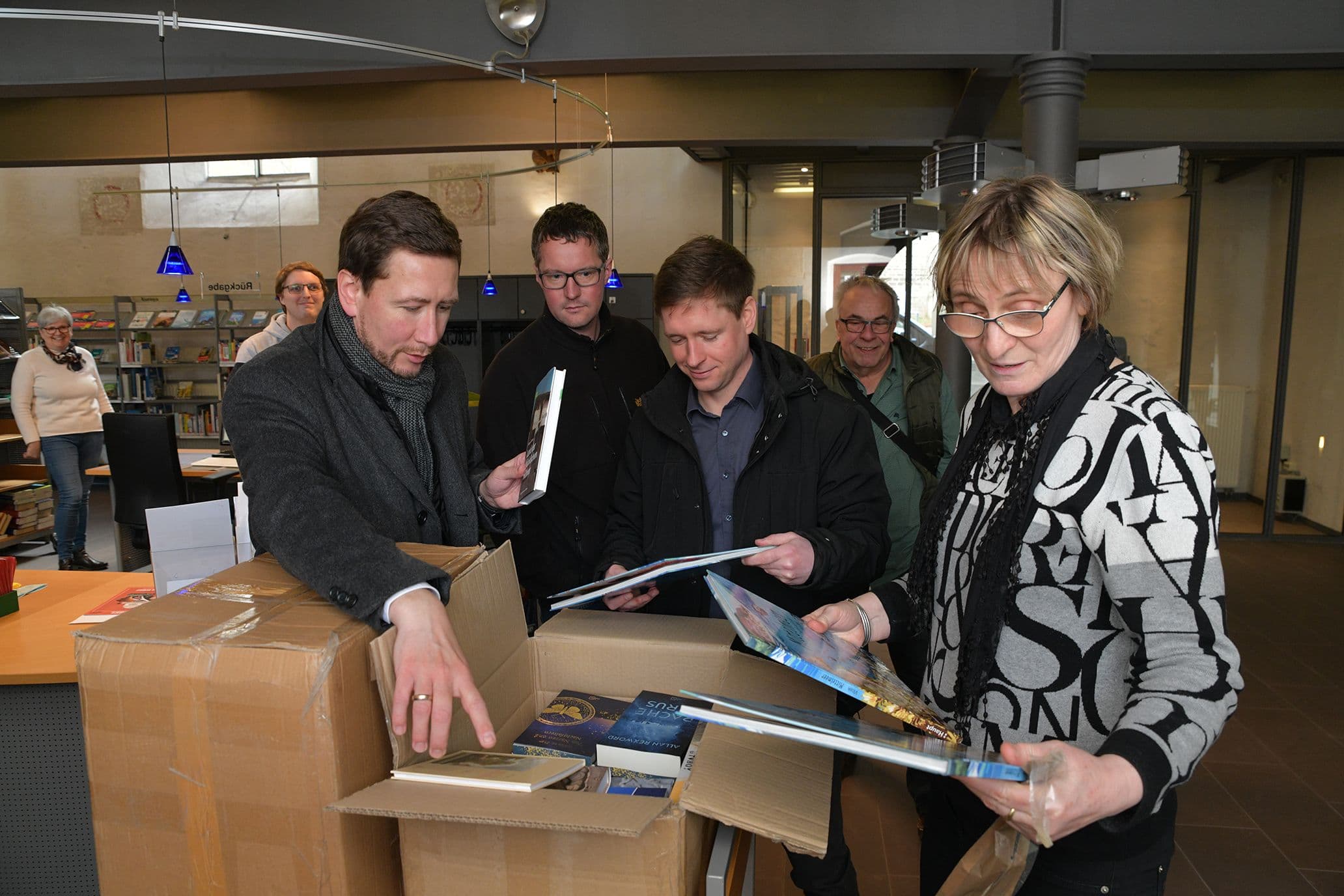 Großzügige Bücherspende erfreut Leserherzen