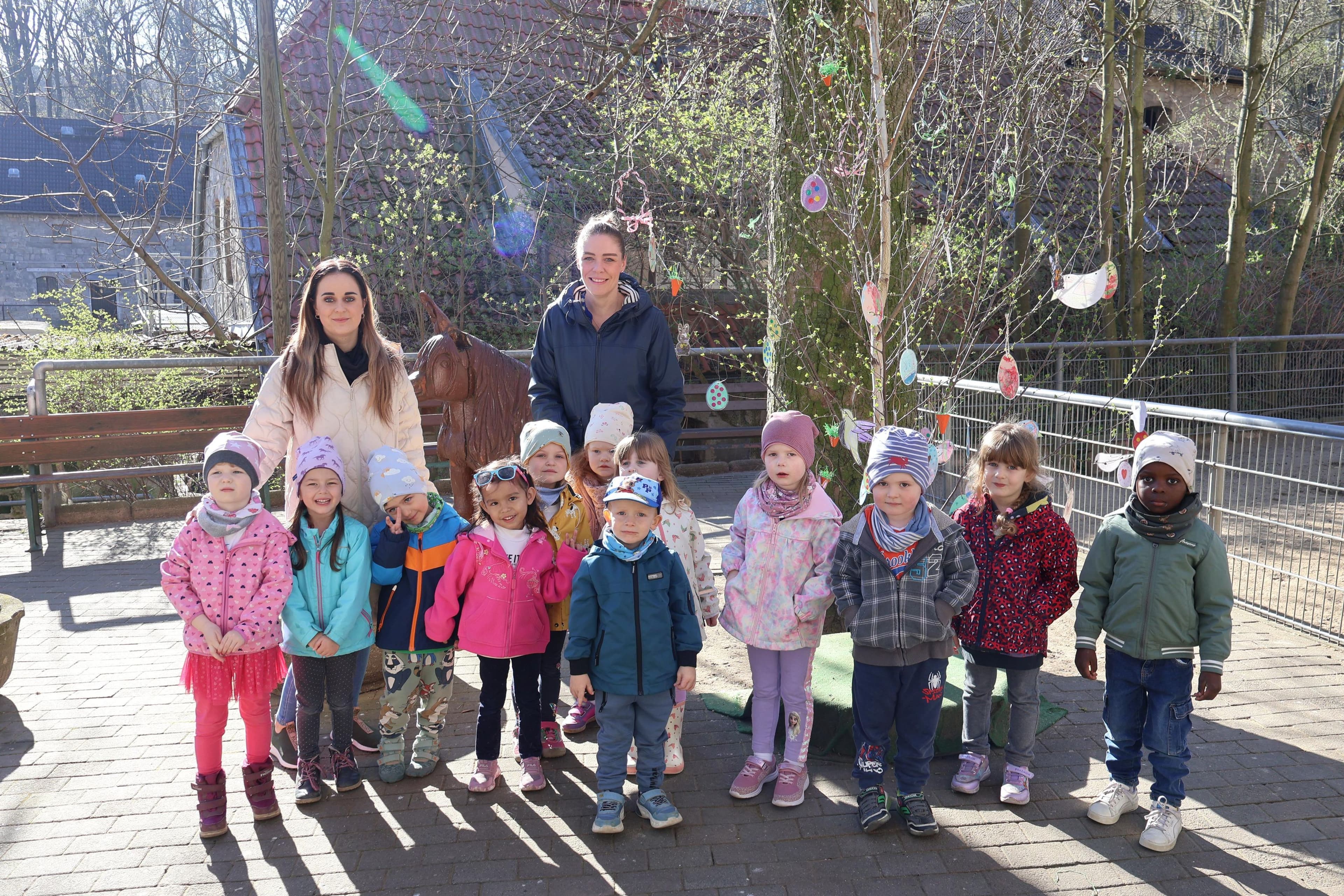 Kinder schmücken Osterbirke im Tiergarten