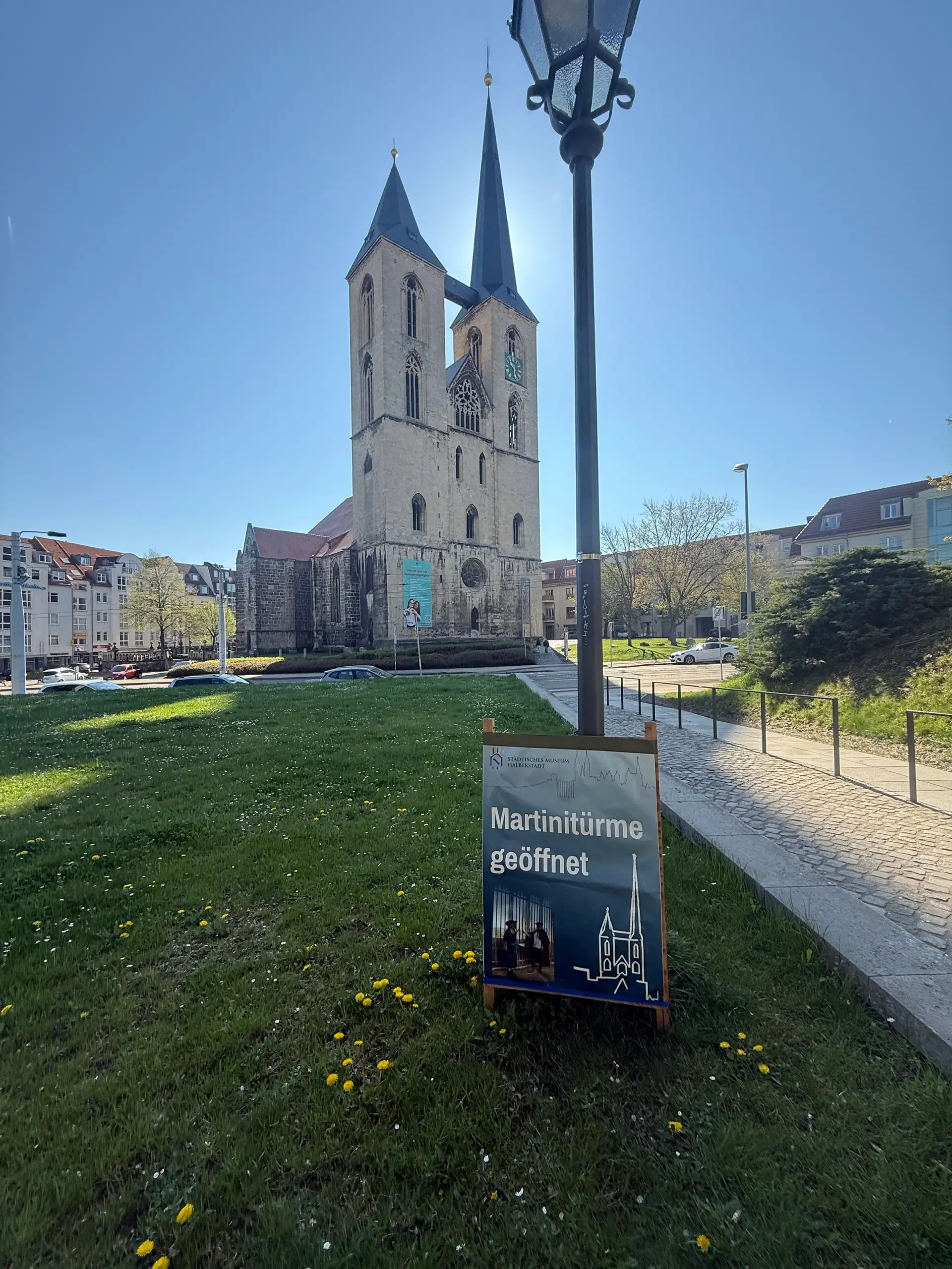 Blick auf die Martinikirche mit der Westturmfront.