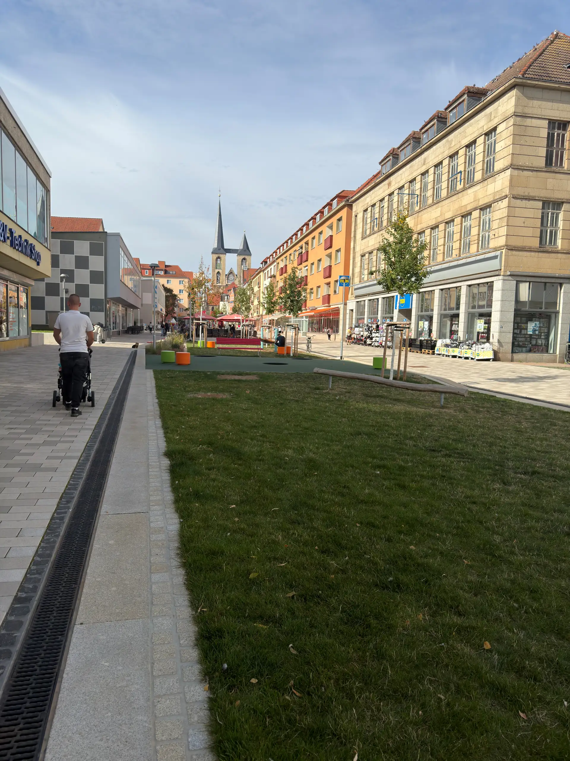 Die früheren Betonflächen wurden hier zu Grünflächen umgestaltet.