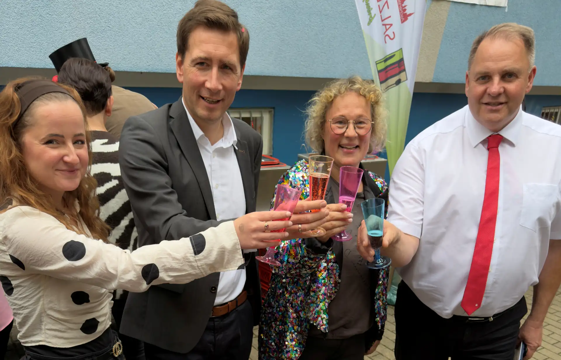 Kita-Leiterin Anja Fichtner steht seitlich im Bild und lächelt, vor ihr und seitlich sind weitere Personen, darunter Oberbürgermeister Daniel Szarata.
