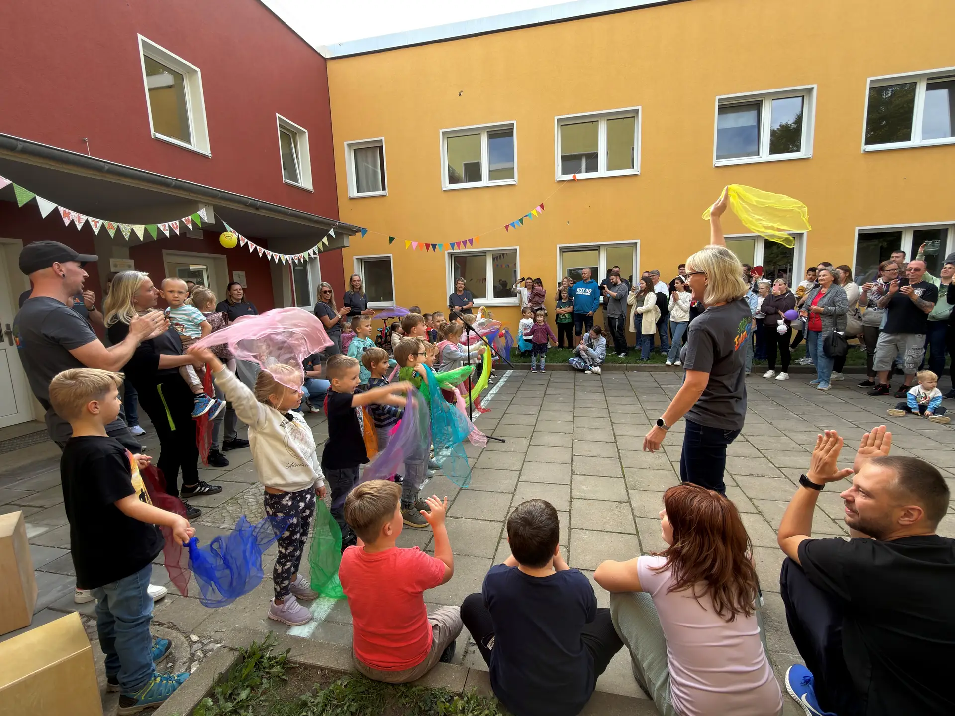 Kinder führen zur Einweihung ein kleines Programm auf.